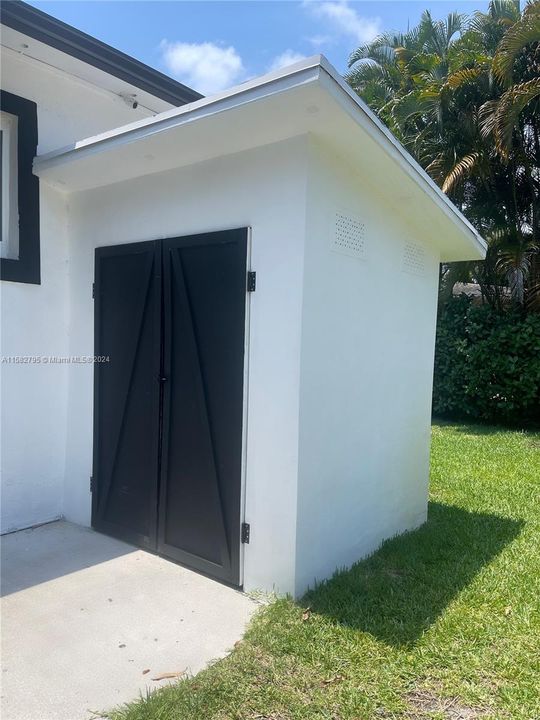 outdoor laundry room