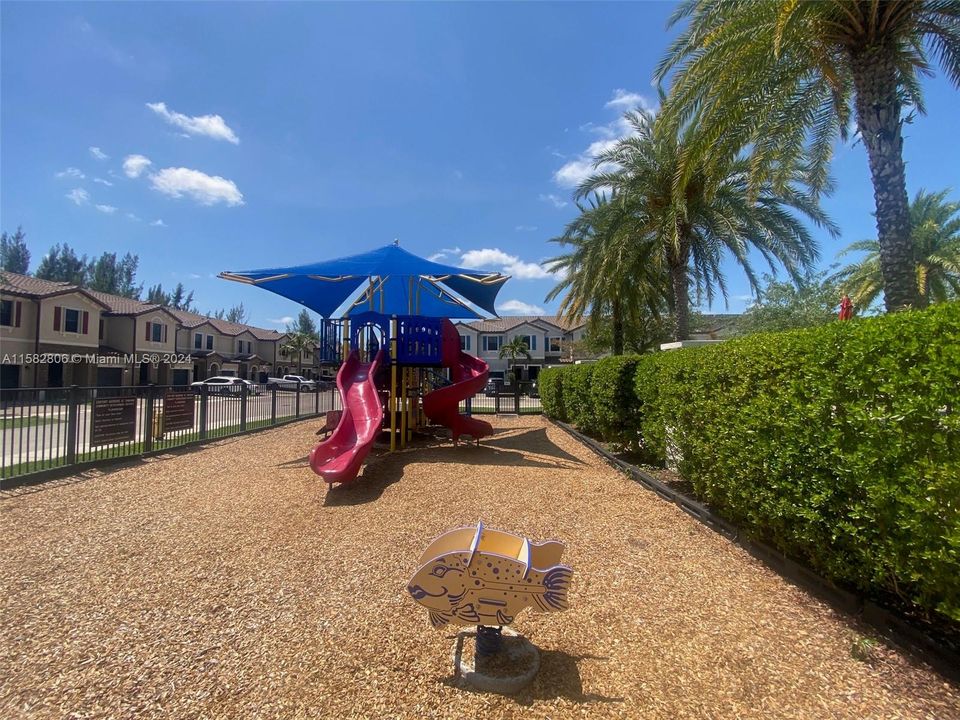 For Sale: $560,000 (4 beds, 3 baths, 1827 Square Feet)