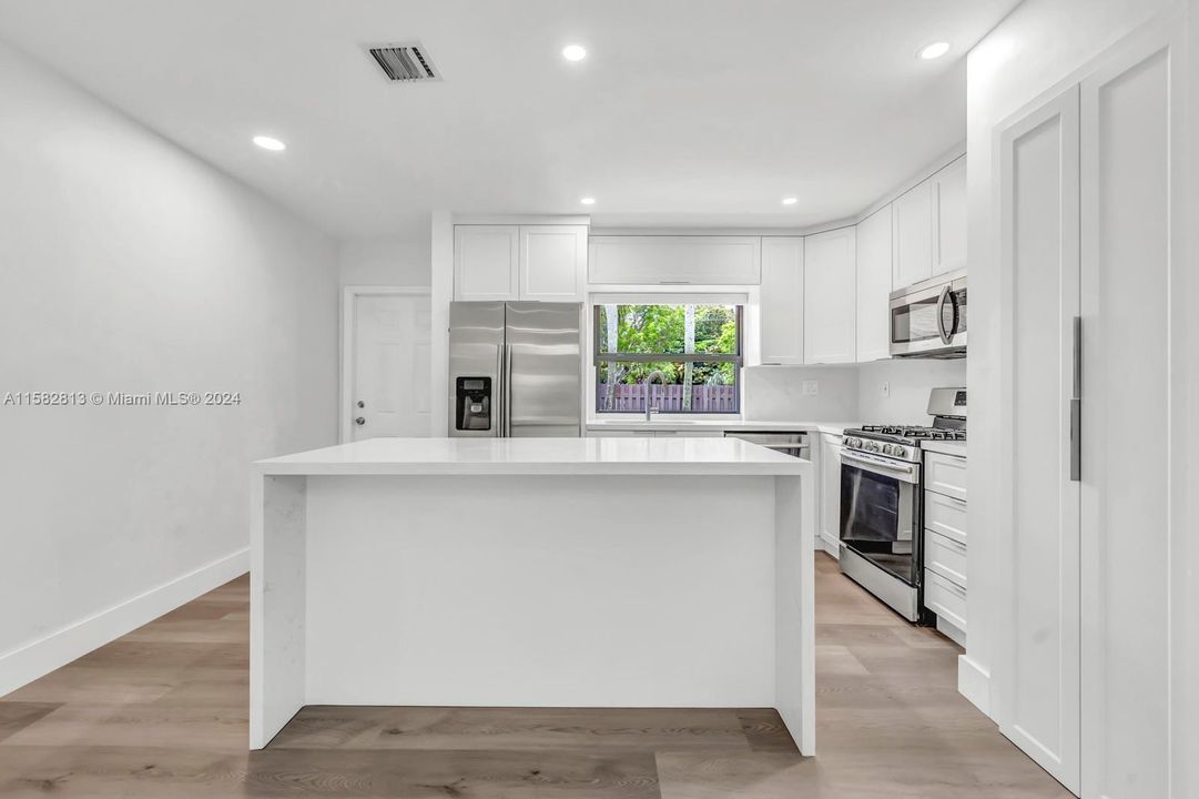 For Sale: $585,000 (2 beds, 1 baths, 1080 Square Feet)