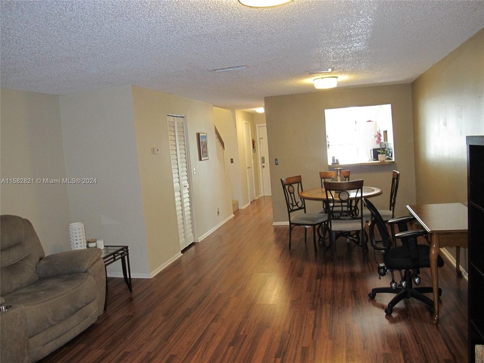 For Sale: $369,000 (2 beds, 2 baths, 1214 Square Feet)