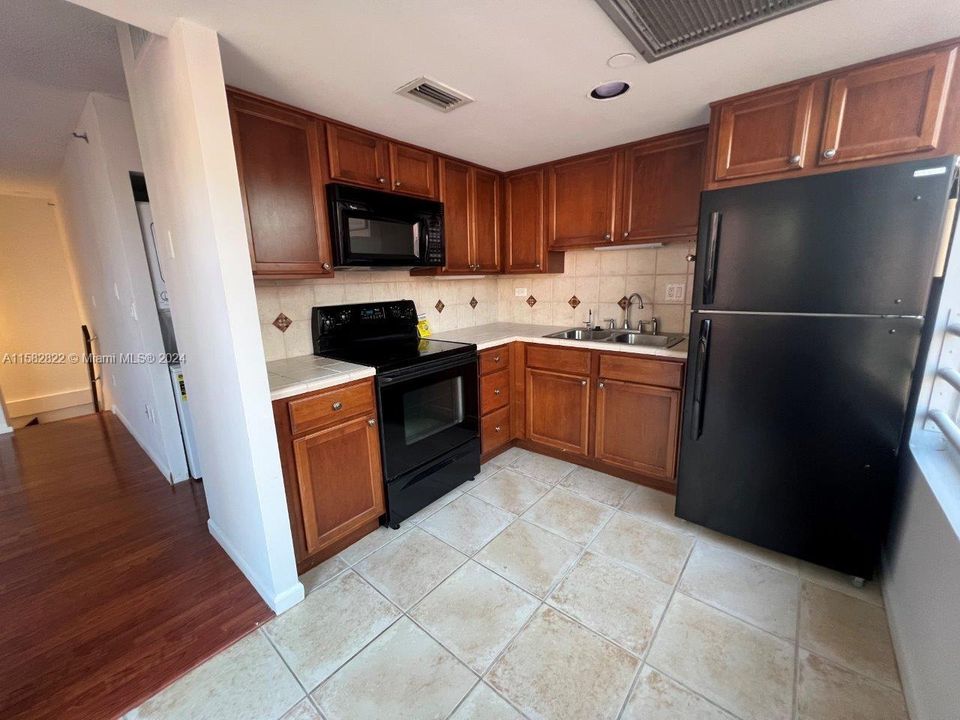 For Rent: $1,850 (0 beds, 1 baths, 419 Square Feet)