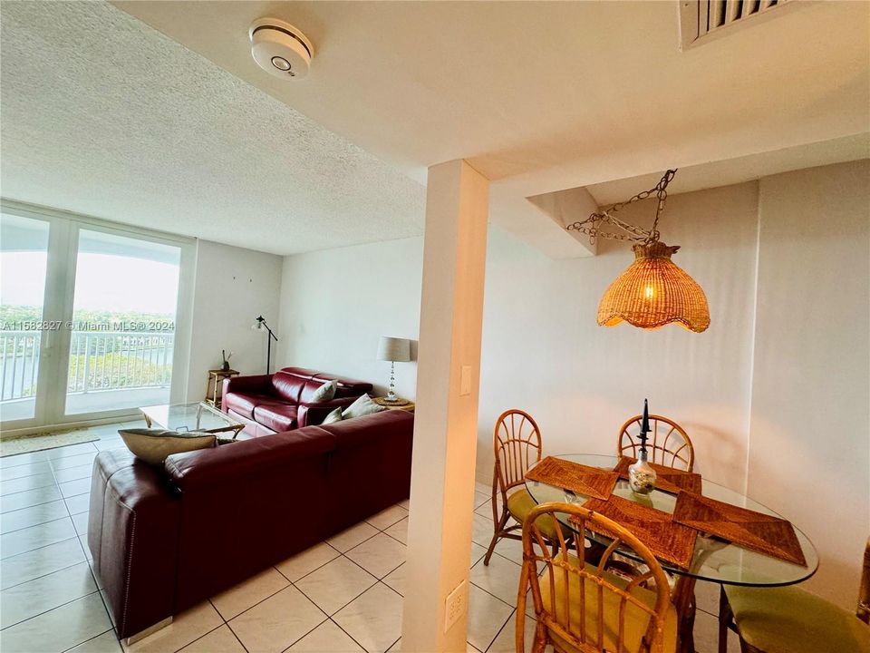 For Sale: $399,000 (1 beds, 1 baths, 570 Square Feet)