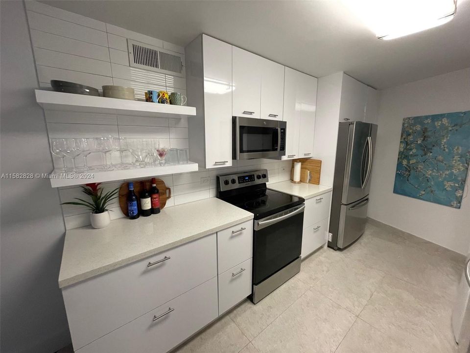 For Rent: $3,300 (2 beds, 2 baths, 940 Square Feet)
