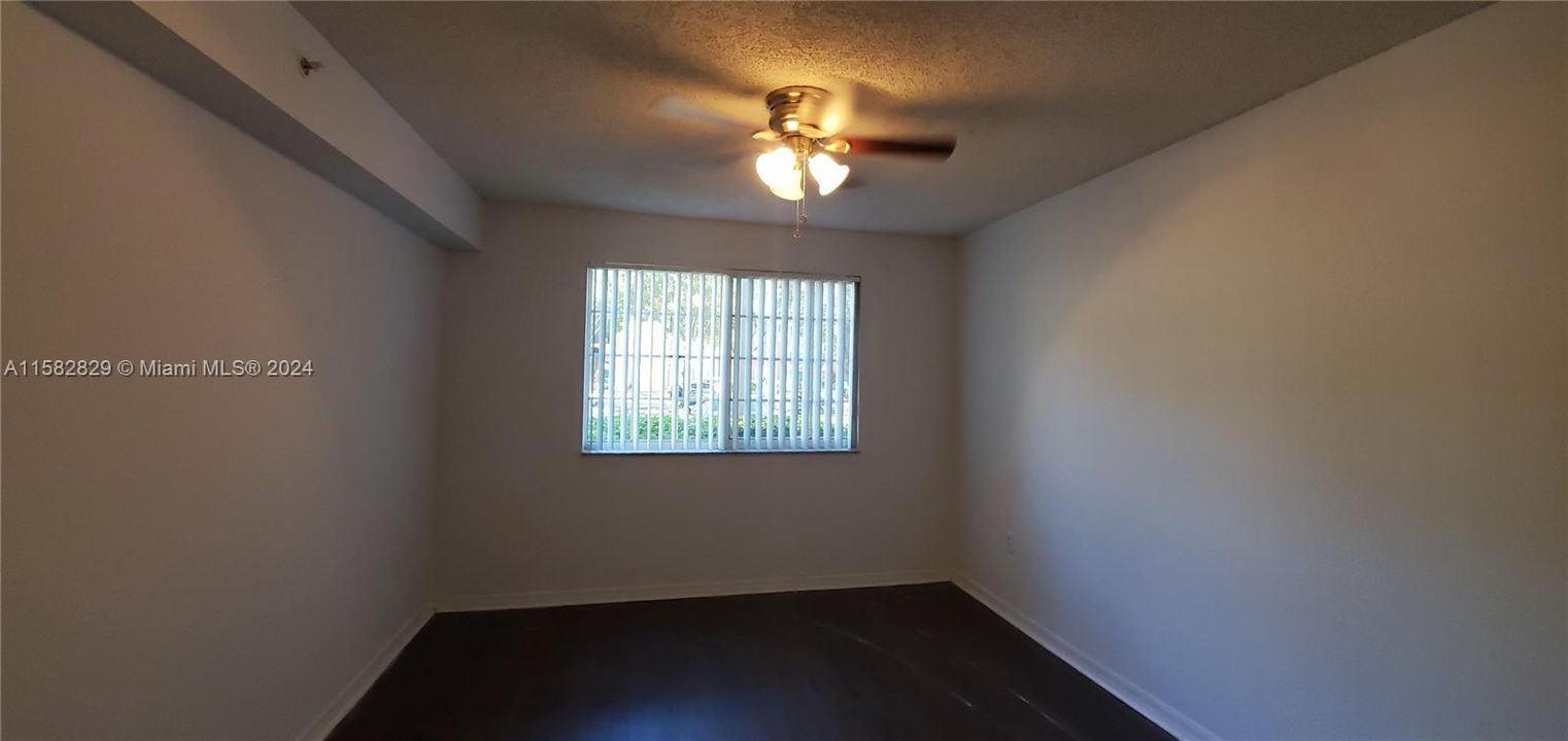 Active With Contract: $1,700 (1 beds, 1 baths, 746 Square Feet)