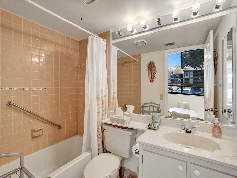 待售: $238,000 (2 贝兹, 2 浴室, 1294 平方英尺)
