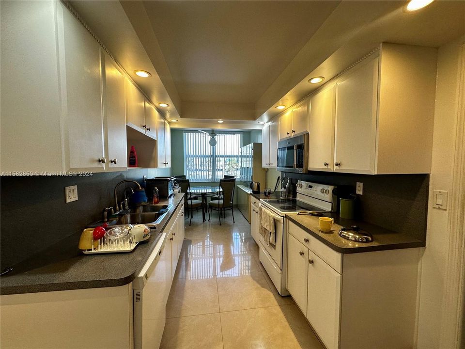 For Rent: $2,600 (2 beds, 2 baths, 1480 Square Feet)