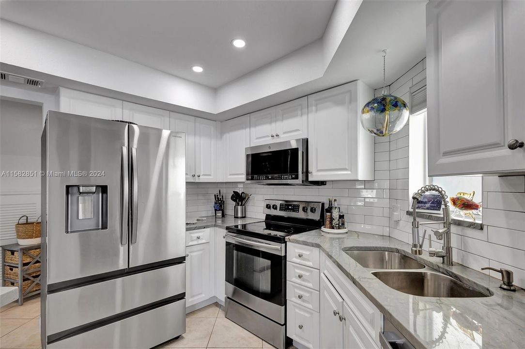 For Sale: $549,900 (2 beds, 2 baths, 1250 Square Feet)