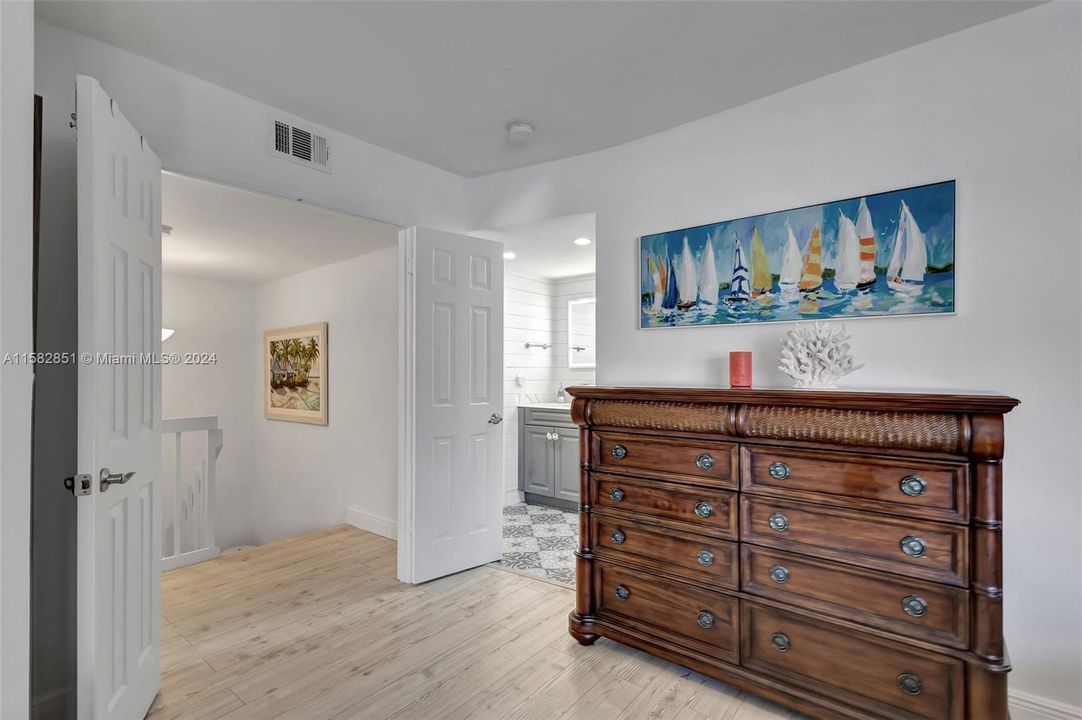 For Sale: $549,900 (2 beds, 2 baths, 1250 Square Feet)