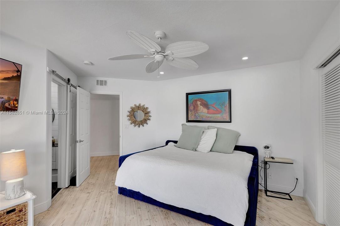 For Sale: $549,900 (2 beds, 2 baths, 1250 Square Feet)