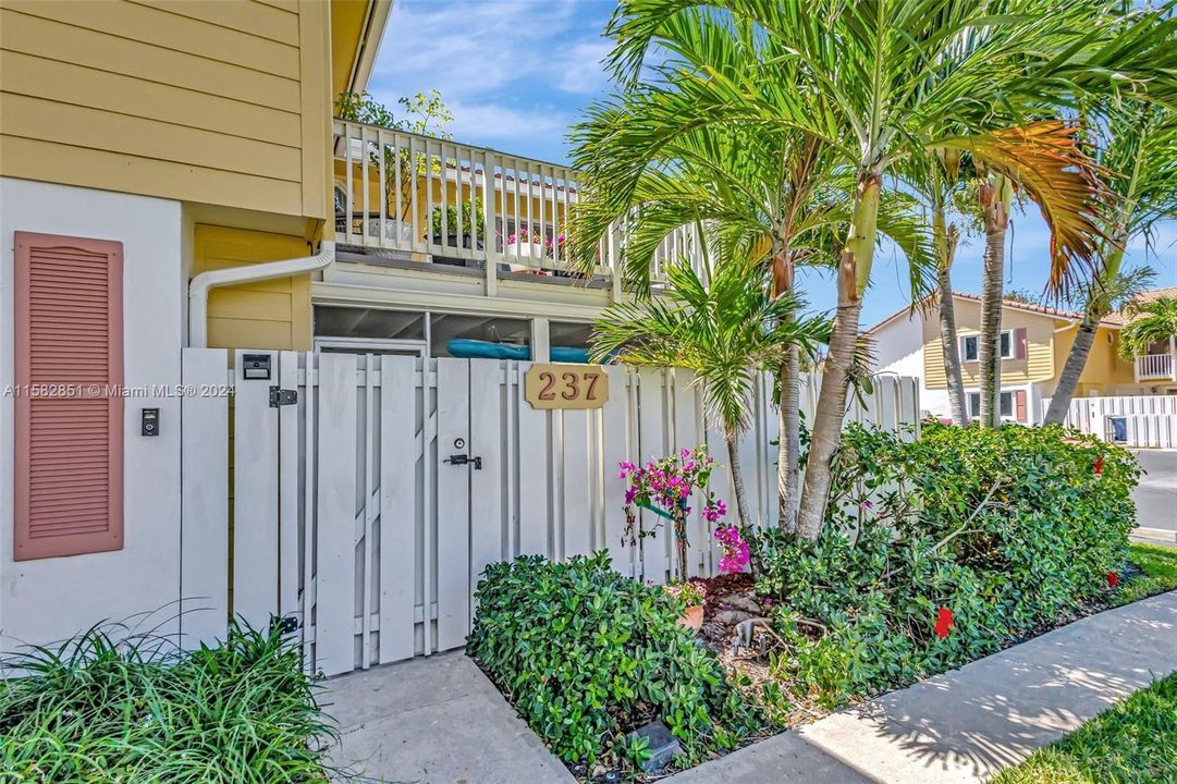 For Sale: $549,900 (2 beds, 2 baths, 1250 Square Feet)