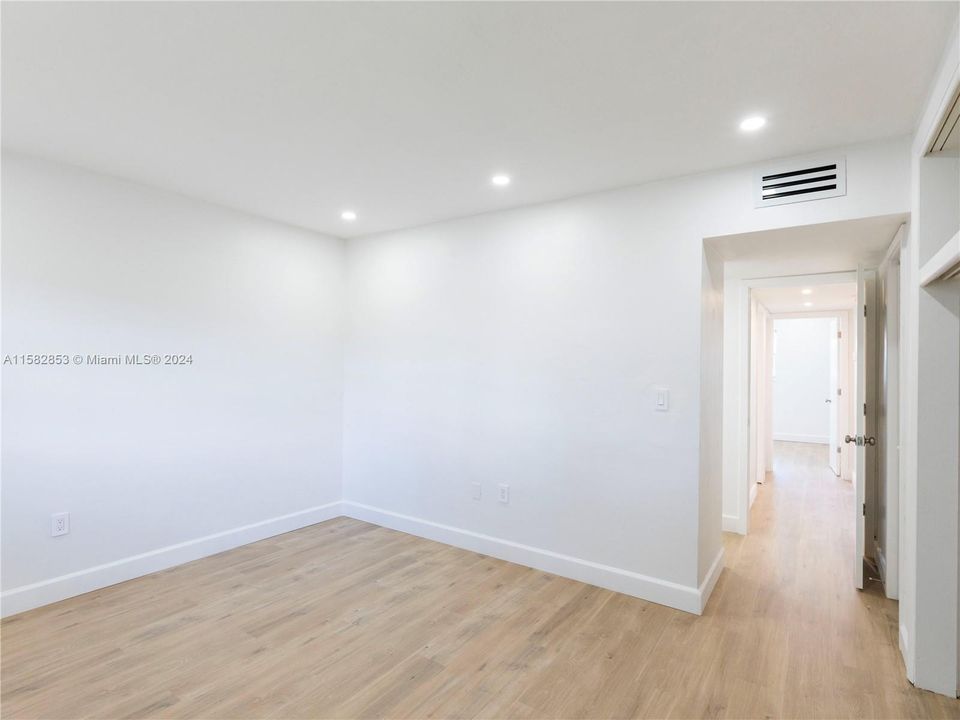 For Sale: $325,000 (2 beds, 2 baths, 750 Square Feet)