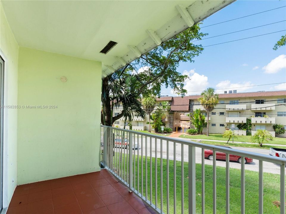 For Sale: $325,000 (2 beds, 2 baths, 750 Square Feet)