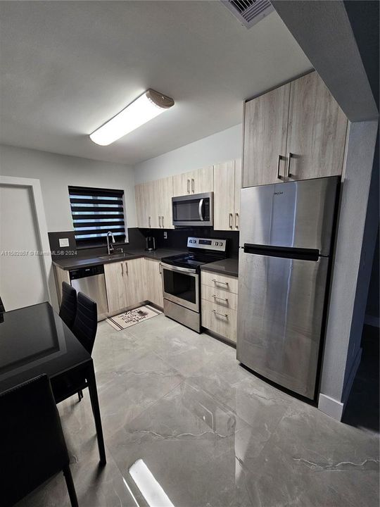 For Rent: $2,250 (2 beds, 1 baths, 754 Square Feet)