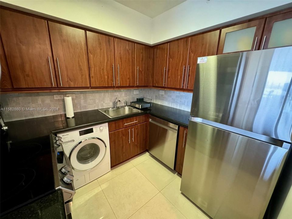 For Rent: $4,000 (1 beds, 1 baths, 729 Square Feet)