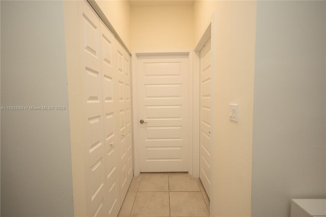 For Sale: $389,900 (1 beds, 1 baths, 738 Square Feet)