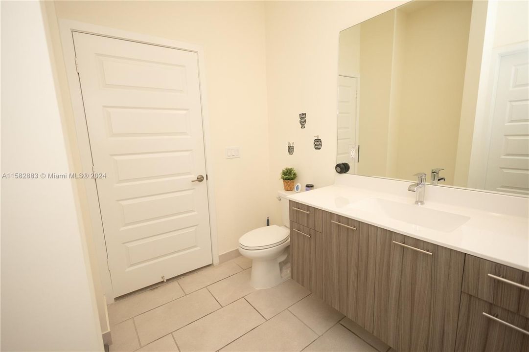 For Sale: $389,900 (1 beds, 1 baths, 738 Square Feet)