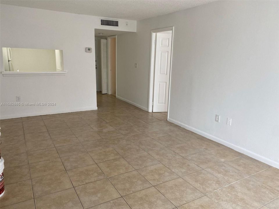 Active With Contract: $1,550 (1 beds, 1 baths, 826 Square Feet)