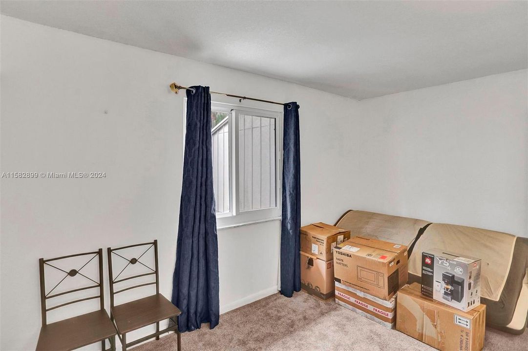 For Rent: $2,100 (2 beds, 1 baths, 940 Square Feet)