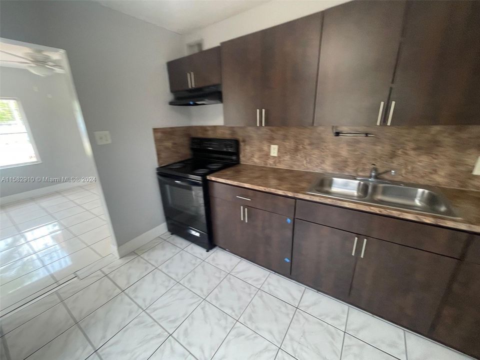 For Sale: $369,900 (2 beds, 1 baths, 720 Square Feet)