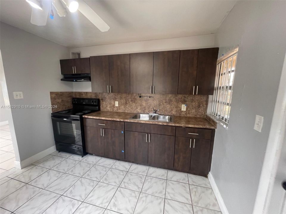 For Sale: $369,900 (2 beds, 1 baths, 720 Square Feet)