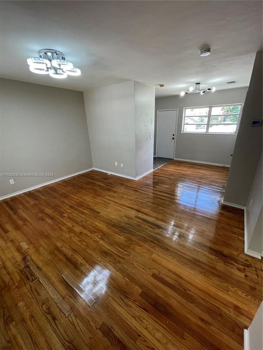 For Rent: $2,430 (2 beds, 1 baths, 1933 Square Feet)