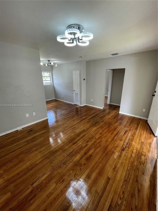 For Rent: $2,430 (2 beds, 1 baths, 1933 Square Feet)