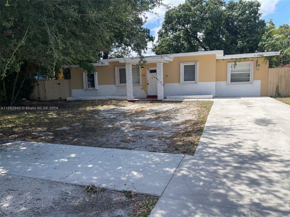 For Sale: $499,900 (4 beds, 2 baths, 1286 Square Feet)