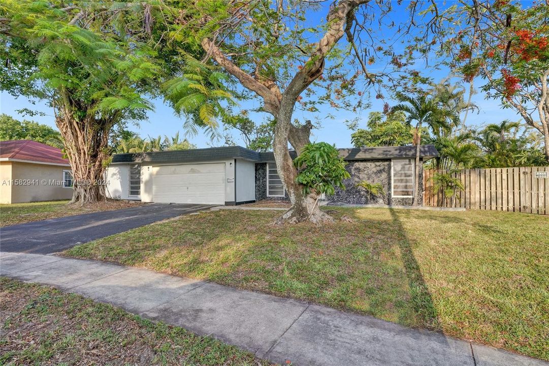 Active With Contract: $490,000 (3 beds, 2 baths, 1686 Square Feet)