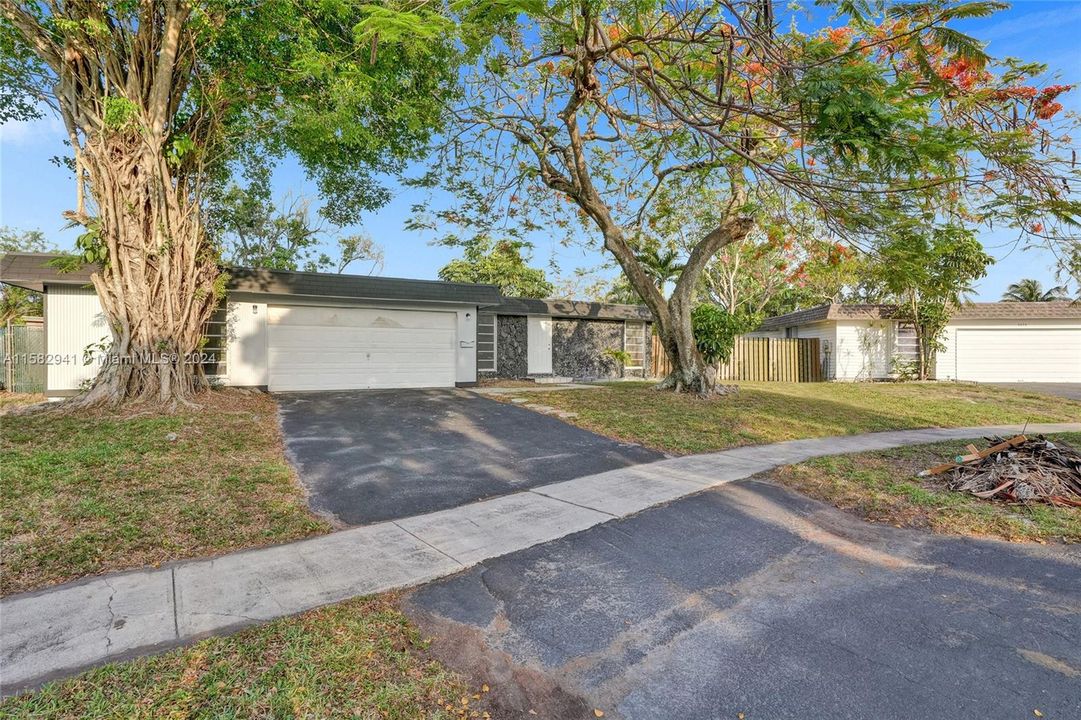 Active With Contract: $490,000 (3 beds, 2 baths, 1686 Square Feet)