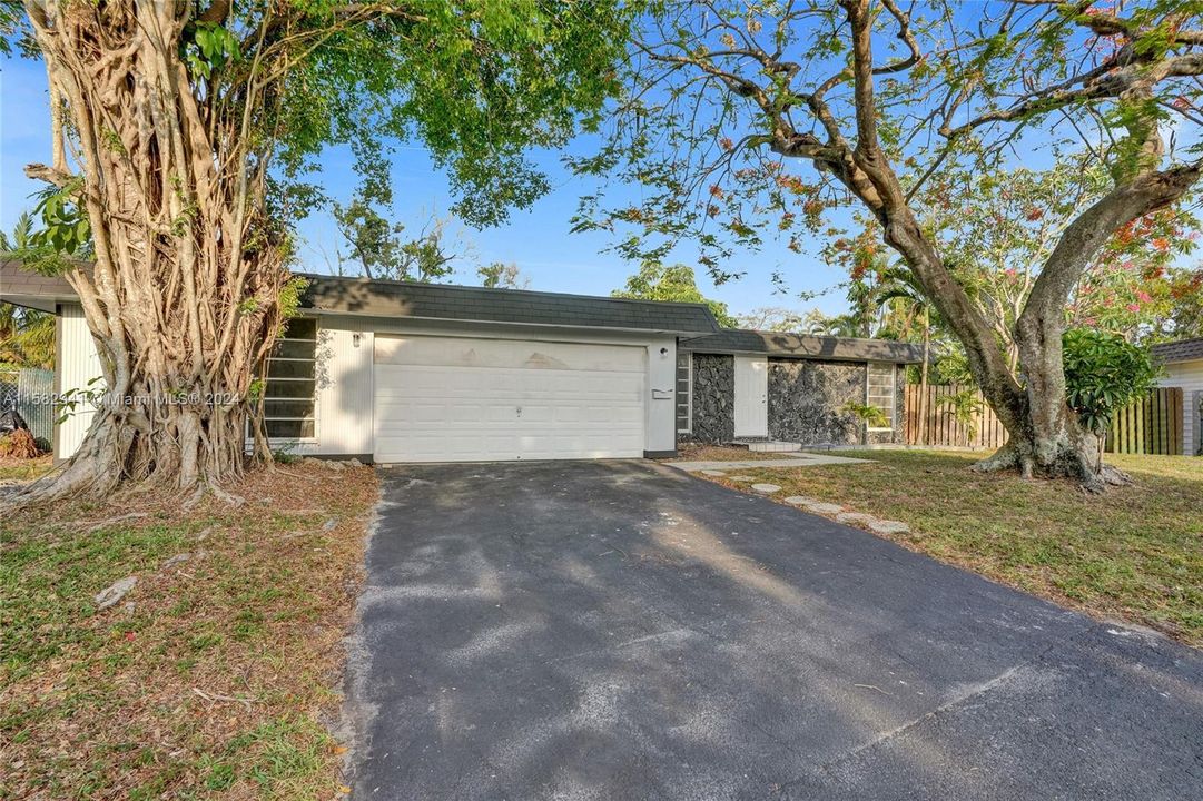 Active With Contract: $490,000 (3 beds, 2 baths, 1686 Square Feet)