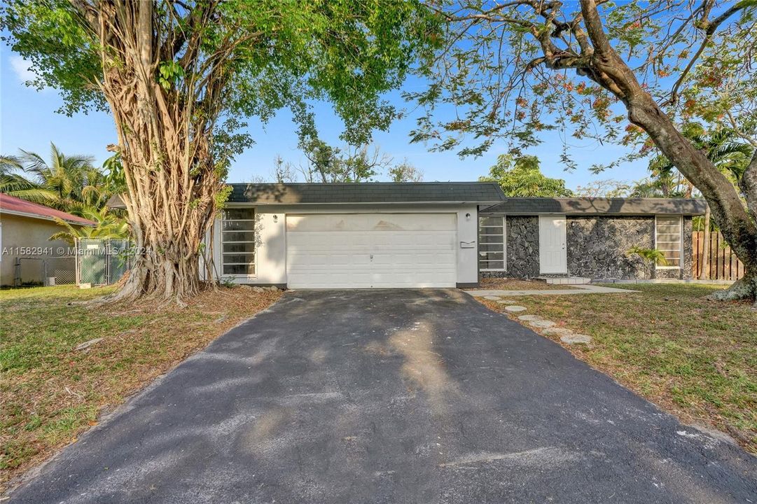 Active With Contract: $490,000 (3 beds, 2 baths, 1686 Square Feet)