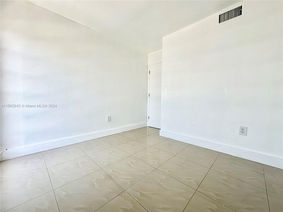 For Rent: $2,200 (2 beds, 1 baths, 828 Square Feet)