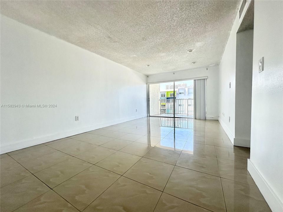 For Rent: $2,200 (2 beds, 1 baths, 828 Square Feet)