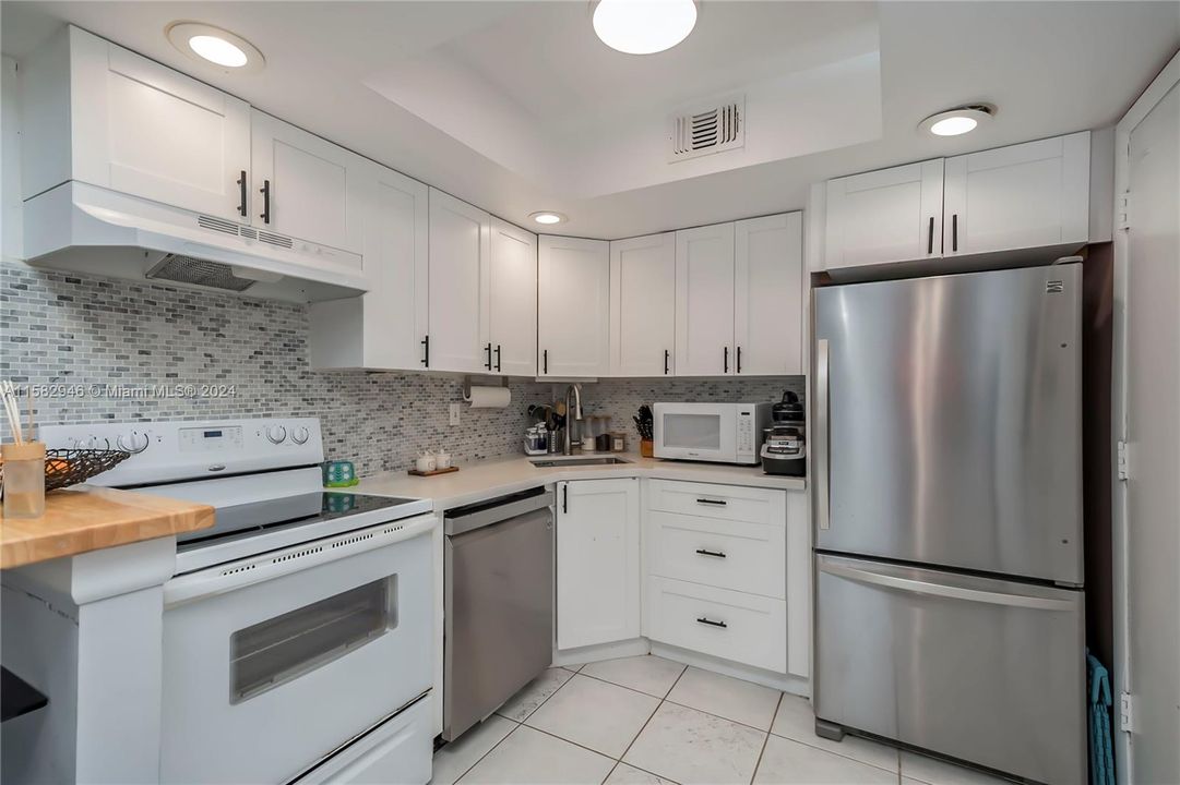 For Sale: $220,000 (1 beds, 1 baths, 825 Square Feet)