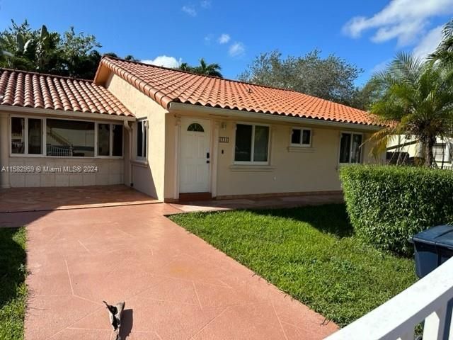 Recently Rented: $3,995 (3 beds, 2 baths, 2977 Square Feet)