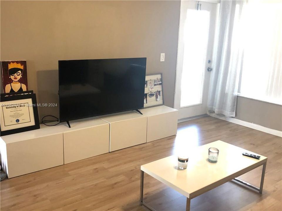 Recently Rented: $1,900 (1 beds, 1 baths, 700 Square Feet)