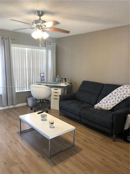 For Rent: $1,900 (1 beds, 1 baths, 700 Square Feet)