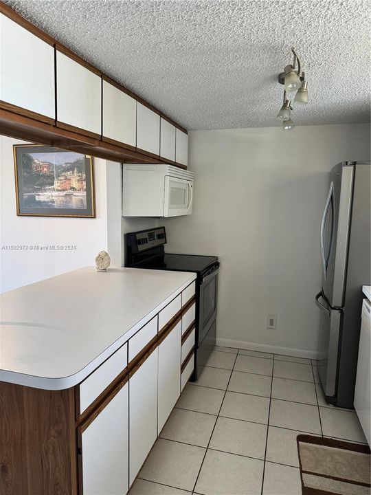 For Rent: $1,900 (1 beds, 1 baths, 700 Square Feet)