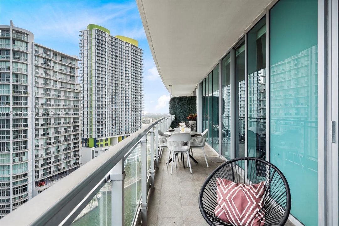 For Sale: $735,000 (2 beds, 2 baths, 1235 Square Feet)
