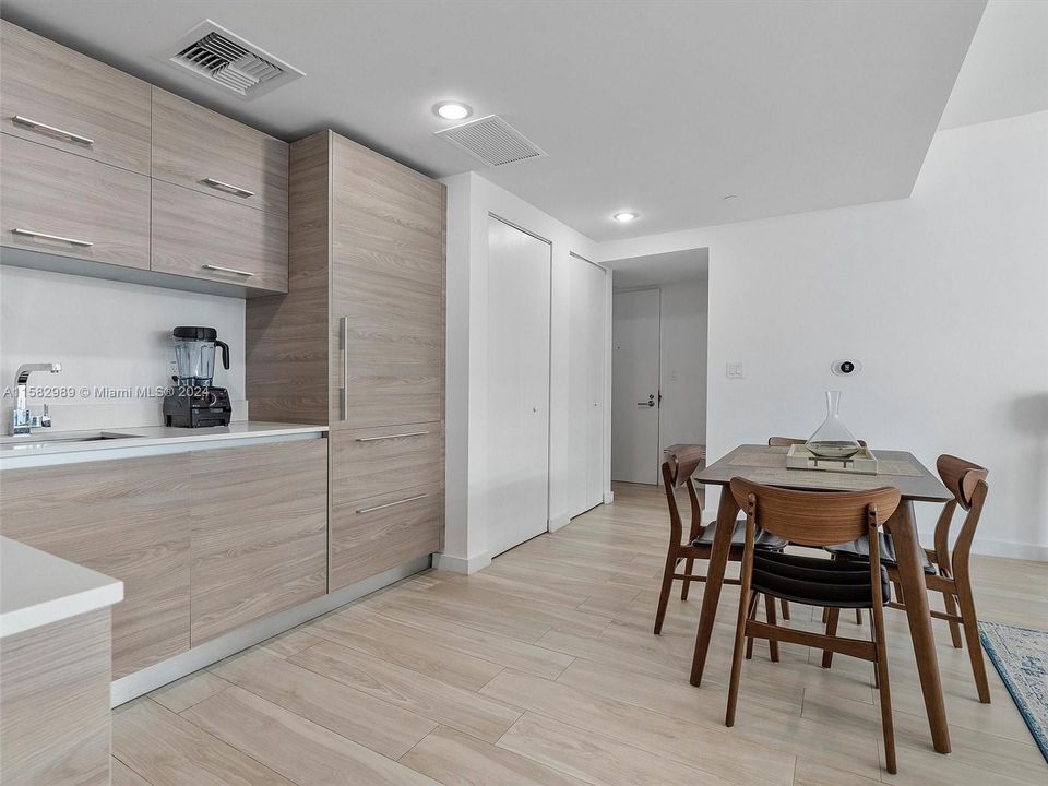 For Sale: $545,000 (1 beds, 1 baths, 570 Square Feet)