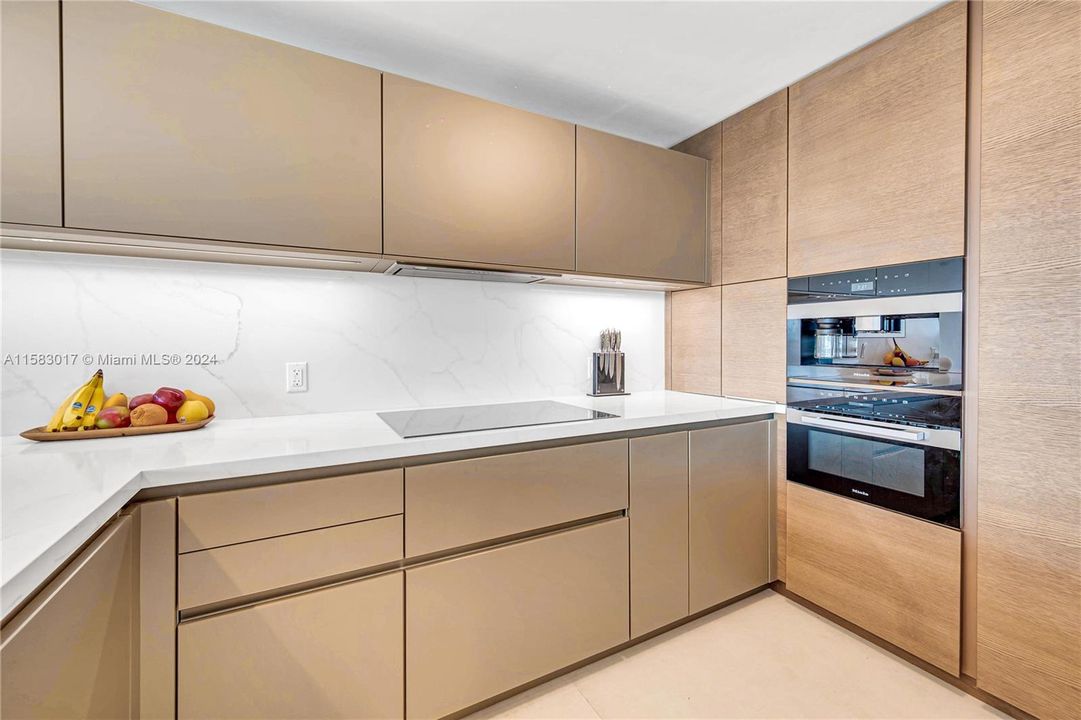 Recently Rented: $4,999 (1 beds, 1 baths, 1027 Square Feet)