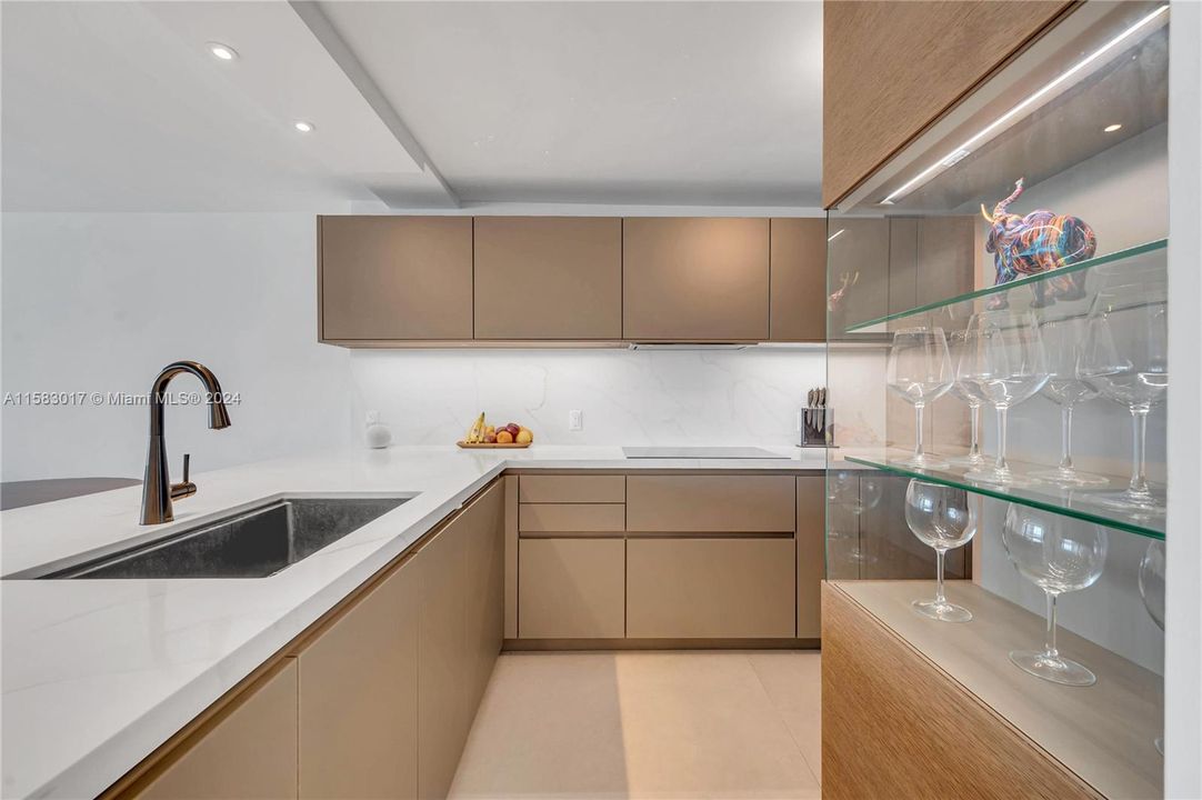 Recently Rented: $4,999 (1 beds, 1 baths, 1027 Square Feet)