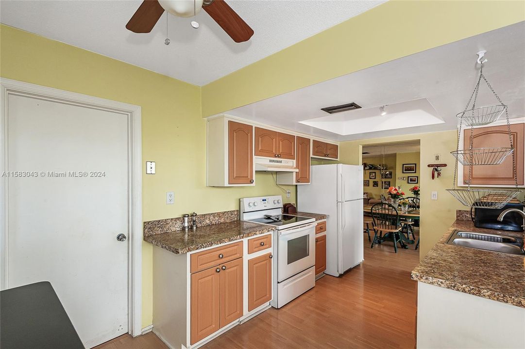For Sale: $329,900 (2 beds, 2 baths, 1318 Square Feet)