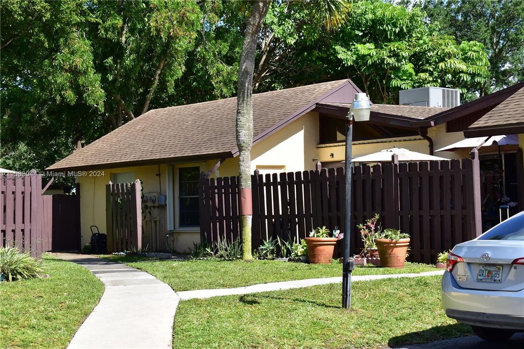 For Sale: $259,900 (2 beds, 2 baths, 960 Square Feet)