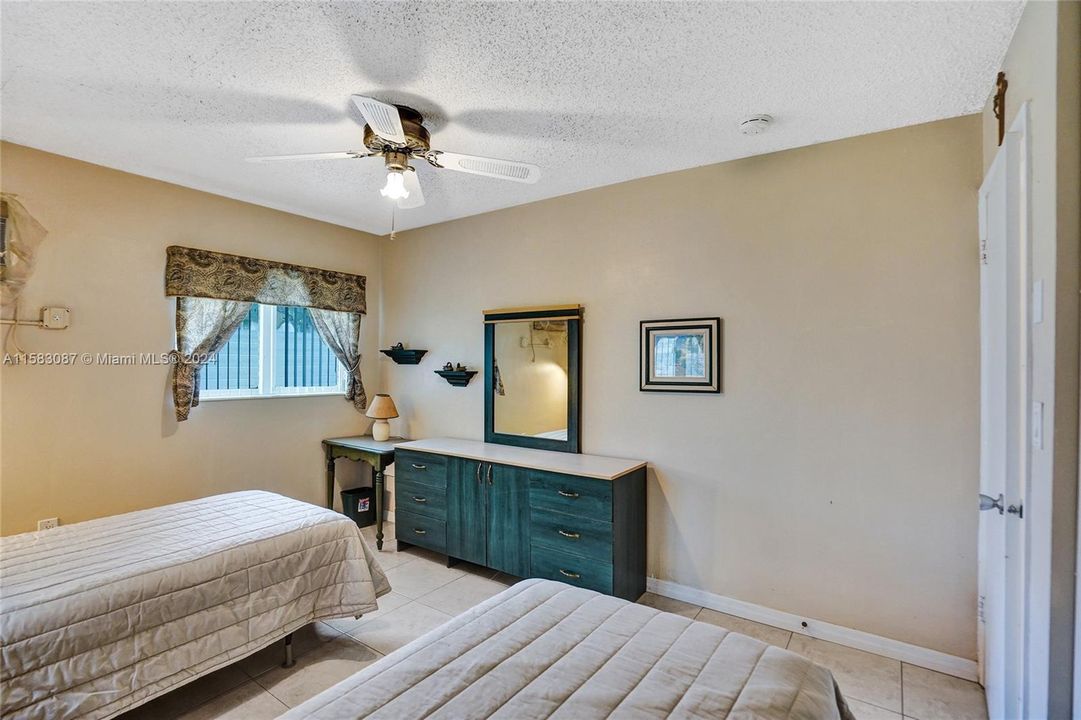 Active With Contract: $99,900 (2 beds, 1 baths, 870 Square Feet)