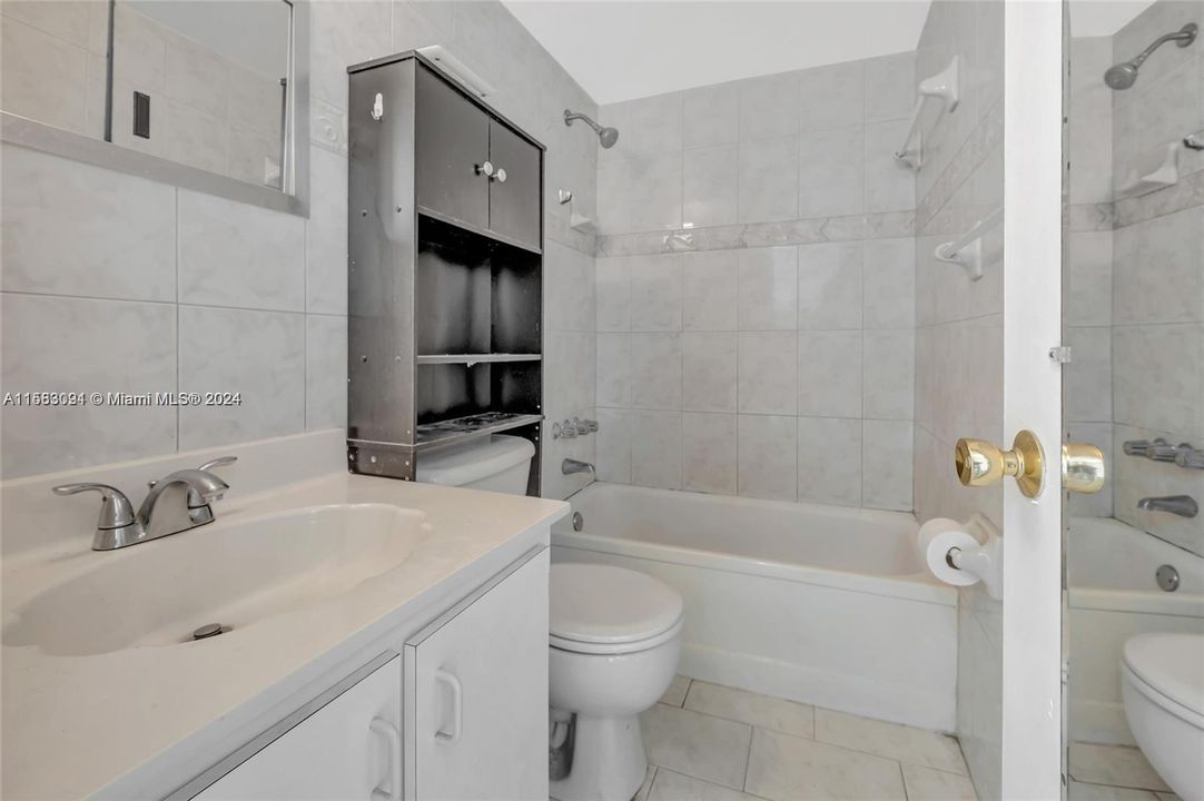 For Sale: $265,000 (2 beds, 2 baths, 797 Square Feet)