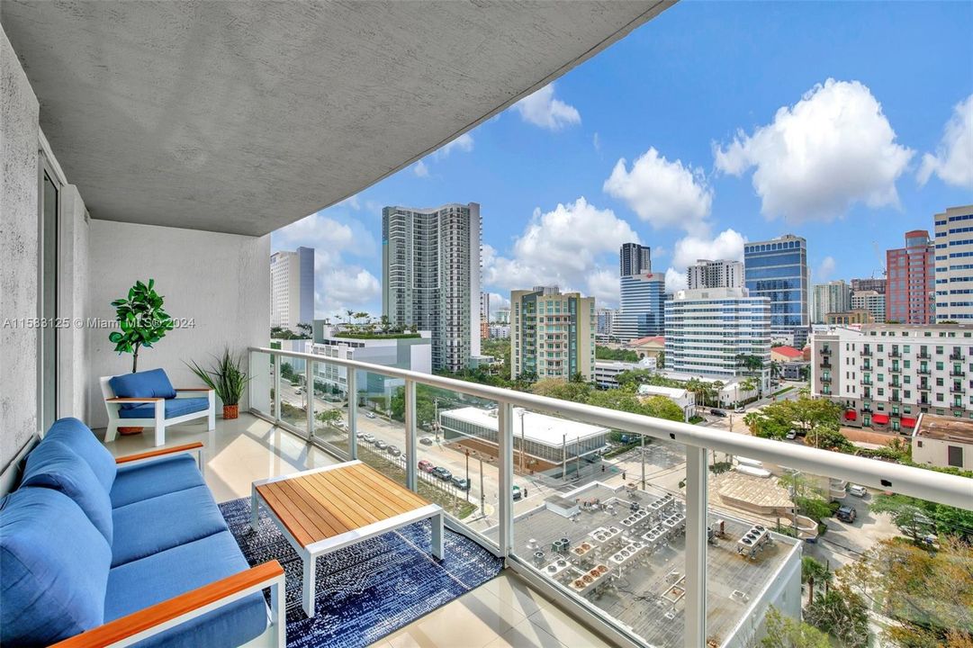 For Sale: $495,000 (1 beds, 1 baths, 978 Square Feet)