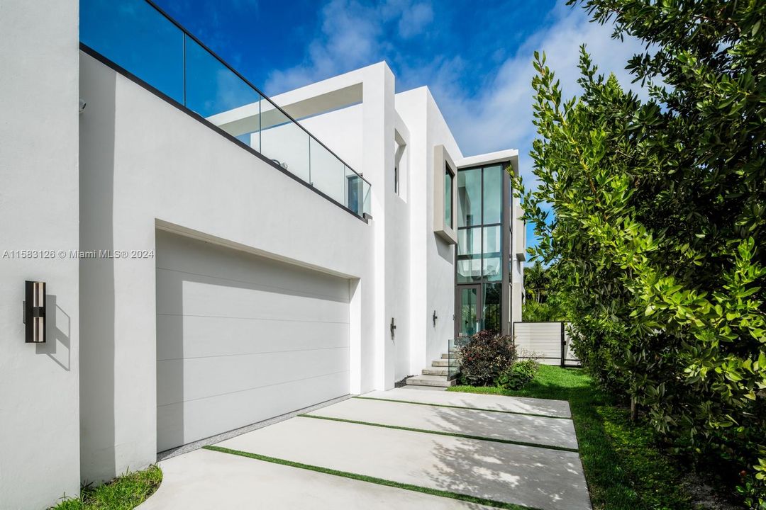For Sale: $3,699,000 (5 beds, 5 baths, 2842 Square Feet)