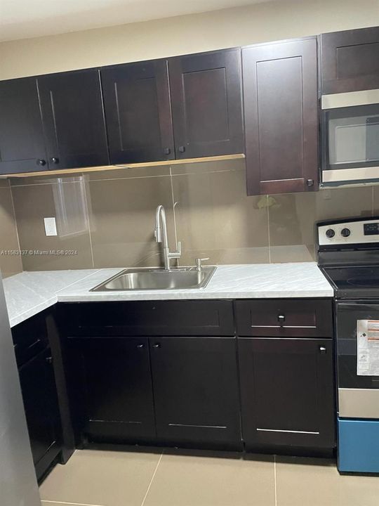 For Rent: $2,350 (2 beds, 2 baths, 905 Square Feet)