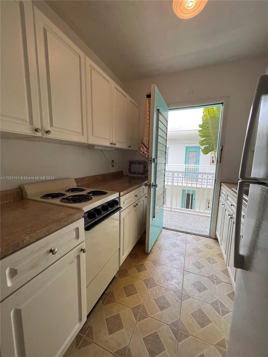 Active With Contract: $179,000 (1 beds, 1 baths, 700 Square Feet)